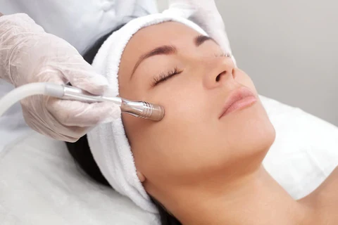 Featured image for post: Dermaplane vs Dermabrasion: What Should I Choose?